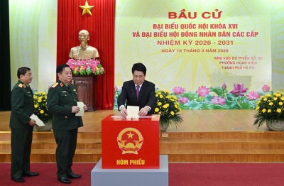 Chủ tịch nước Lương Cường bỏ phiếu bầu cử tại Khu vực bỏ phiếu số 26, phường Hoàn Kiếm, Hà Nội