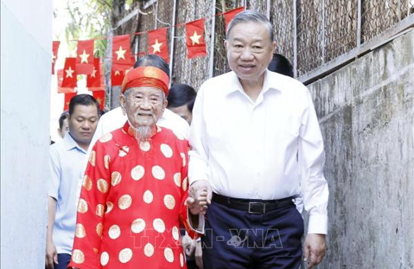 Tổng Bí thư Tô Lâm đến thăm, chúc Tết nhà nghiên cứu Nguyễn Đình Tư