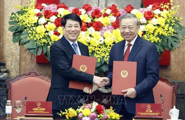 Bàn giao công tác giữa Tổng Bí thư, Chủ tịch nước Tô Lâm và nguyên Chủ tịch nước Lương Cường