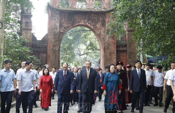 Tổng Bí thư, Chủ tịch nước Tô Lâm dâng hương tưởng niệm các vua Hùng