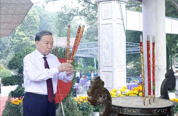 Tổng Bí thư, Chủ tịch nước Tô Lâm dâng hương tưởng niệm các Anh hùng liệt sĩ tại Tây Ninh