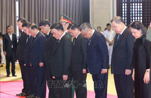 Đoàn lãnh đạo cấp cao Đảng, Nhà nước Việt Nam viếng Chủ tịch Quốc hội Lào Xaysomphone Phomvihane