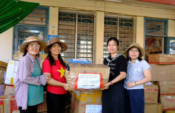 Tạp chí Doanh nghiệp và Thương hiệu nông thôn chung tay giúp đỡ bà con vùng lũ