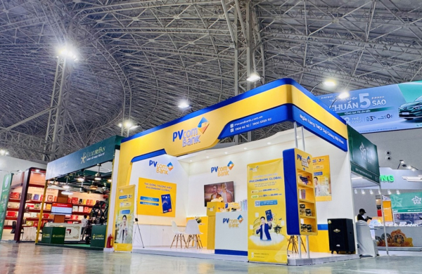 Khách hàng trải nghiệm tài chính số cùng PVcomBank tại Hội chợ mùa Thu 2025