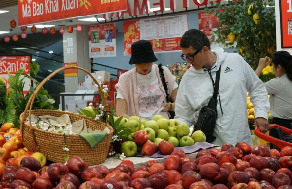 Sôi động thị trường hàng hóa mùng ngày 4 Tết Bính Ngọ