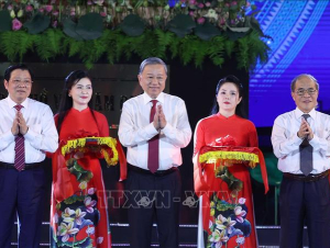 Tổng Bí thư Tô Lâm dự khai mạc Lễ hội Làng Sen