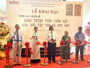 Những bộ tem và bưu ảnh kể chuyện 'Hành trình theo chân Bác'