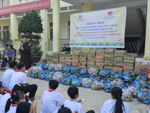 Những phần quà nghĩa tình tiếp sức người dân và học sinh xã Bố Hạ vượt qua bão lũ