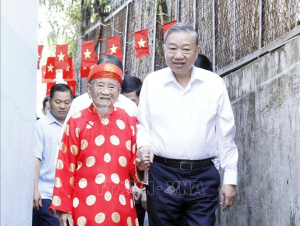 Tổng Bí thư Tô Lâm đến thăm, chúc Tết nhà nghiên cứu Nguyễn Đình Tư