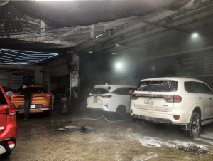 Dịch vụ rửa xe ngày Tết ‘hốt bạc’, xe ô tô xếp hàng dài chờ đến lượt