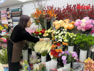 Sôi động thị trường hoa và quà tặng dịp Quốc tế Phụ nữ 8/3