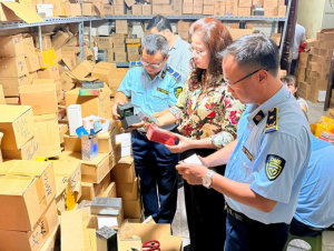 Hà Nội tăng cường siết kiểm soát hàng giả, an toàn thực phẩm trong cao điểm cuối năm