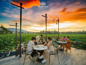 Một ngày “trốn phố” giữa mùa sen thanh khiết ở Vườn Vua Resort & Villas