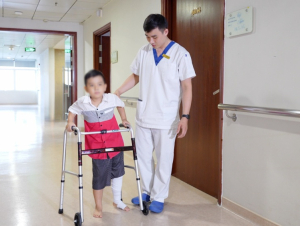 Vinmec lần đầu thay toàn bộ xương đùi cho bệnh nhi ung thư nhỏ tuổi nhất thế giới