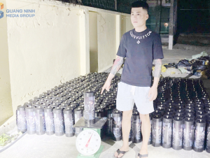 Quảng Ninh: Bắt giữ đối tượng vận chuyển trái phép hàng trăm bình khí cười