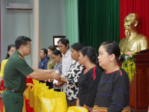 Binh đoàn 15 trao gần 14.000 suất quà tặng nhân dân dịp Quốc khánh 2/9