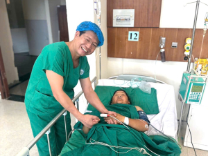 Thoát khỏi “cửa tử” khi bồn nước 1.000 lít từ trên cao rơi xuống