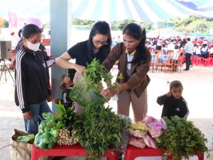 Tu Mơ Rông: Phiên chợ “hai trong một” sẻ chia và kết nối tiêu thụ nông sản