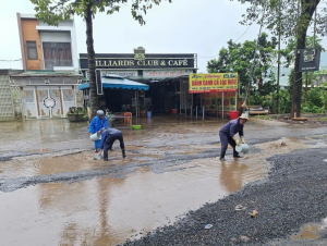 Công nhân “gồng mình” chỉnh trang đô thị trong mùa mưa dầm