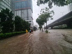 Hà Nội mưa trắng trời, nhiều tuyến phố ngập cục bộ