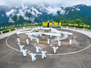 Lạc vào “miền cổ tích” trên đỉnh Fansipan mùa mây