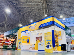 Khách hàng trải nghiệm tài chính số cùng PVcomBank tại Hội chợ mùa Thu 2025