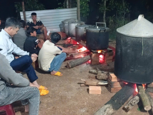 Người dân xã Gào thức đêm gói bánh chưng, hướng về đồng bào vùng lũ