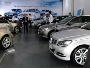 Ô tô đồng loạt giảm sâu