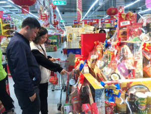Hàng Việt chiếm ưu thế trên kệ hàng quà Tết 2026
