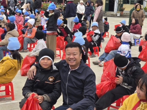 Trao yêu thương, chắp cánh ước mơ cho các em học sinh trường Tiểu học Trung Đồng