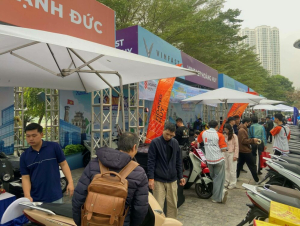 Đổi xăng lấy điện: Người dân Hà Nội xếp hàng “chia tay” xe máy xăng