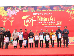 Nhiều phần quà ý nghĩa được trao trong chương trình 