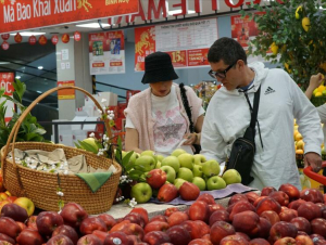 Sôi động thị trường hàng hóa mùng ngày 4 Tết Bính Ngọ