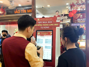 Người dân 'đội mưa', chen chân mua vàng, bạc ngày Vía Thần Tài năm 2026