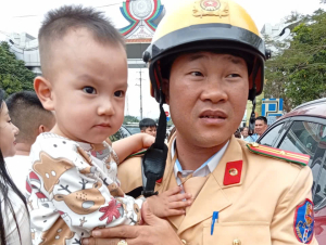 Bắc Ninh: CSGT kịp thời giải cứu cháu bé mắc kẹt trong ô tô tại lễ hội Chùa Lim