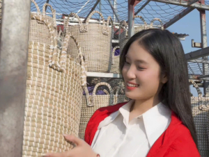 Nữ sinh NEU 19 tuổi gây sốt Miss World Vietnam 2025