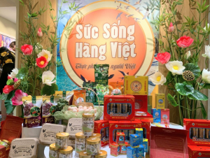   Không gian trưng bày, thực phẩm cho người Việt