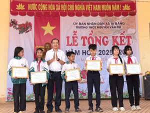 Gần 700 triệu đồng được BIDV Nam Gia Lai trao tặng dịp tổng kết năm học