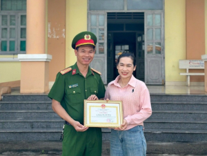 Pleiku: Khen thưởng nữ công nhân đô thị nhặt được của rơi, trả lại người mất