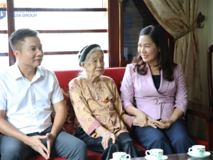 Quảng Ninh: Trưởng Ban Tuyên giáo và Dân vận Tỉnh ủy thăm tặng quà người có công với cách mạng