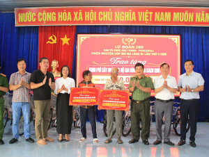 Trao 280 triệu đồng xây nhà tình nghĩa và tặng xe đạp cho học sinh xã Chư A Thai