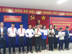 Gia Lai: Trao hơn 300 suất học bổng tiếp sức học sinh đến trường
