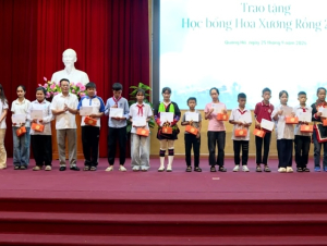 Hội Chữ thập đỏ thành phố Quảng Ninh trao tặng học bổng “Hoa Xương Rồng” năm 2026 