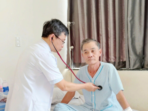 Cảnh sát giao thông mở đường, một bệnh nhân nhồi máu cơ tim thoát cửa tử