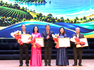 Gia Lai: Khen thưởng nhiều doanh nhân, doanh nghiệp xuất sắc dịp 13.10