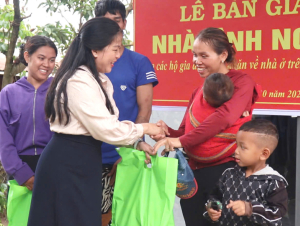 Gia Lai: Bàn giao 10 căn nhà tình nghĩa cho người nghèo xã Hra