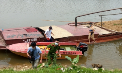 Hà Tĩnh: Bắt sà lan khai thác cát trái phép trên sông Ngàn Sâu