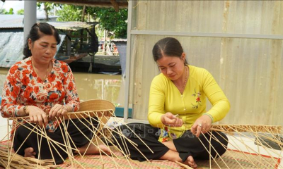 Thoát nghèo nhờ nghề đan lục bình