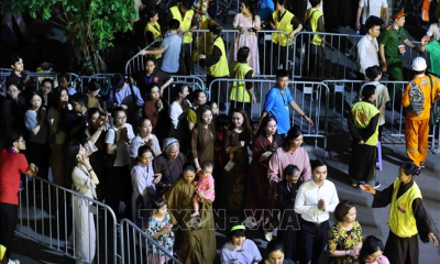 Xếp hàng xuyên đêm chiêm bái xá lợi Đức Phật tại chùa Quán Sứ