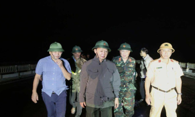 Phó Thủ tướng Trần Hồng Hà thị sát khu vực Quy Nhơn ngay trong đêm sau khi bão số 13 quét qua
